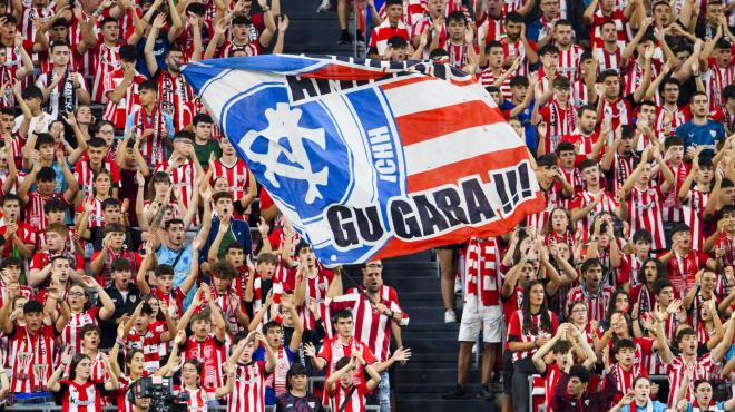 La hinchada zurigorri, a pleno pulmón en la grada de San Mamés; en breve llegará la UEFA Europa League a Bilbao (Foto: Athletic Club).