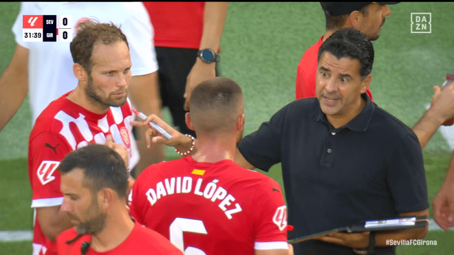 Michel da indicaciones a Blind y David López durante el cooling breake del Sevilla-Girona (foto: C