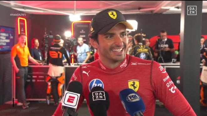 Carlos Sainz reacciona a la canción de cumpleaños feliz en inglés.