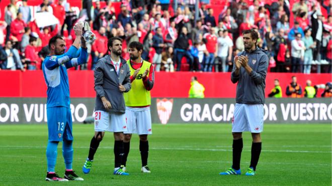 Beto recibe el aplauso del Sánchez Pizjuán (foto: Cordon Press).