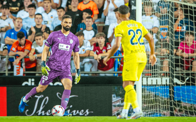 Giorgi Mamardashvili, ante el Villarreal CF (Foto: Valencia CF).