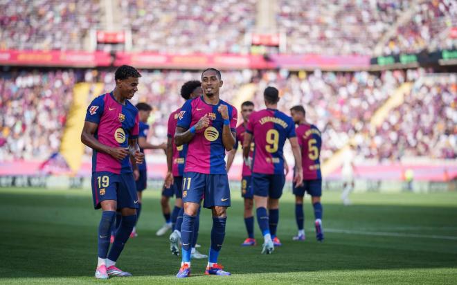 Lamine Yamal y Raphinha celebran un gol del Barcelona (Foto: FCB).