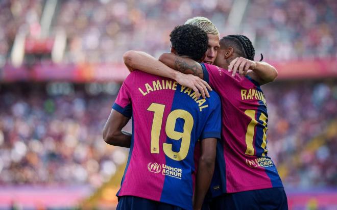 Lamine Yamal, Dani Olmo y Raphinha celebran un gol del Barcelona (Foto: FCB).