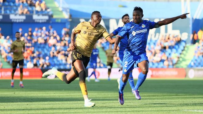 Sadiq Umar presiona a Djené ante el Getafe (Foto: Real Sociedad).