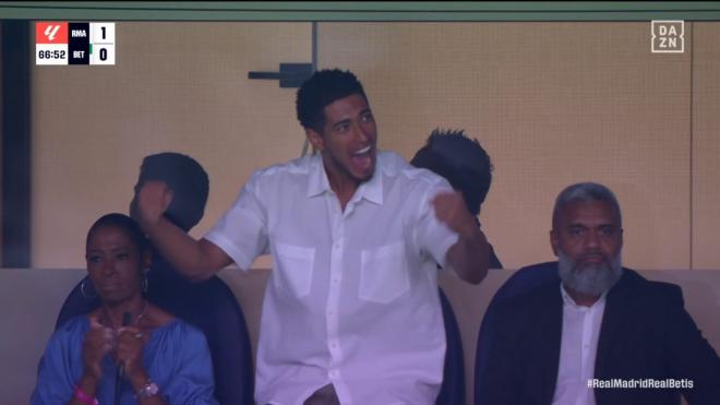 Jude Bellingham y Joselu Mato, en el Santiago Bernabéu viendo el Real Madrid-Betis.