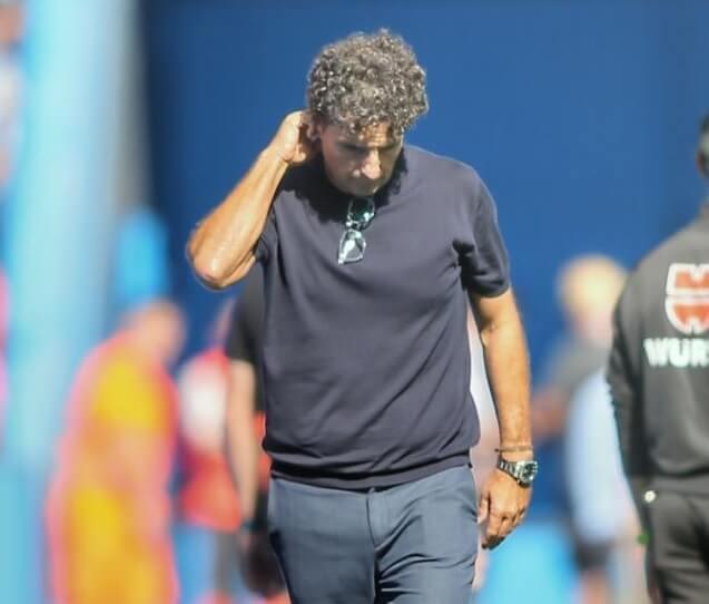 Imanol Idiakez, pensativo durante el Dépor - Racing de Ferrol (Foto: LALIGA).