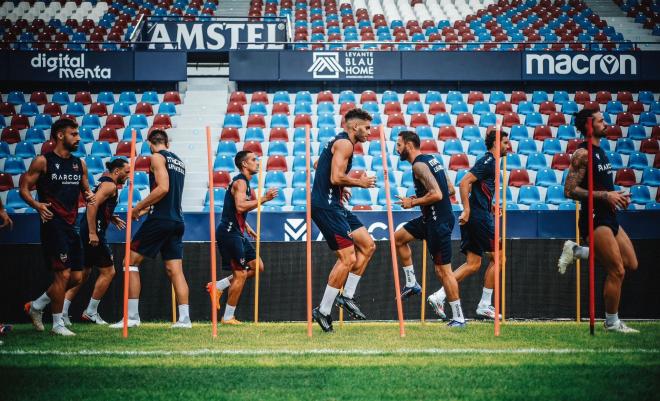 El Levante completó el último entrenamiento en el Ciutat de València (Foto: LUD).