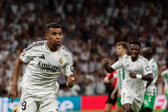 Kylian Mbappé, ante Vinícius, celebra un gol en el Real Madrid-Betis (Foto: EFE).