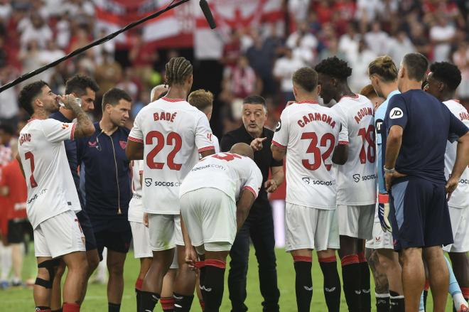 La charla de García Pimienta durante la cita ante el Girona (Foto: Kiko Hurtado).