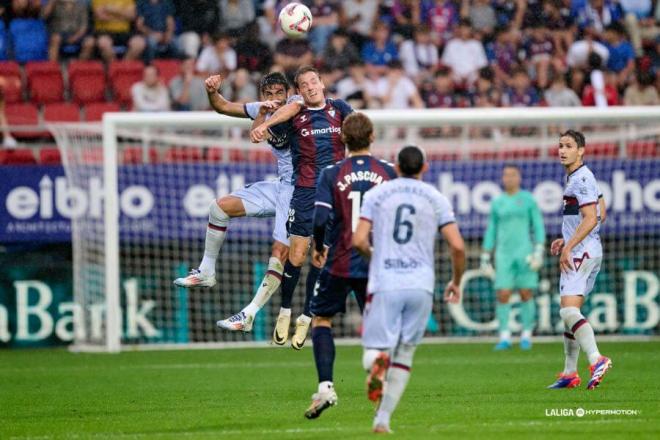 Vicente Iborra, en una acción aérea del encuentro en Ipurua (Foto: LALIGA). 