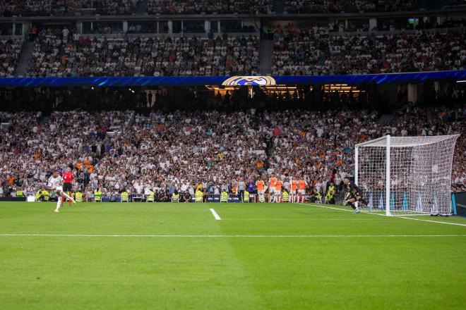 Kylian Mbappé lanzando el penalti ante el Real Betis (Foto: Cordon Press)