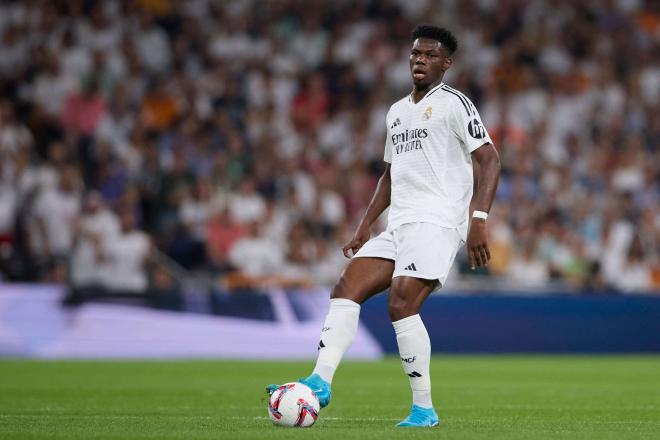 Tchouaméni toca el balón en un partido del Real Madrid (FOTO: Cordón Press).