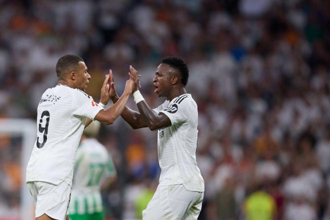 Kylian Mbappé y Vinicius Jr en el Santiago Bernabéu (Foto: Cordon Press)