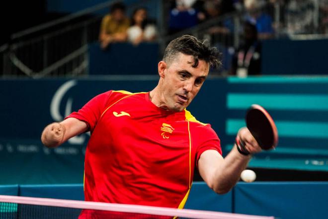 José Manuel Ruiz en un partido de tenis de mesa.