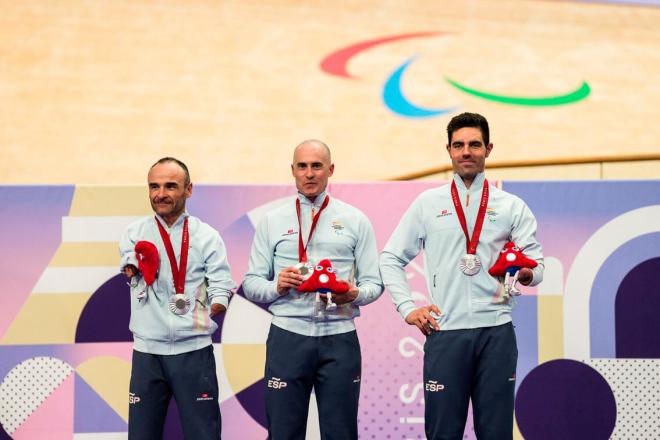 Pablo Jaramillo, Alfonso Cabello y Ricardo Ten, con su medalla de plata.