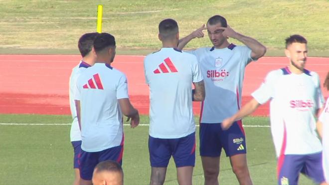 Fabián Ruiz le explica su injerto capilar a sus compañeros