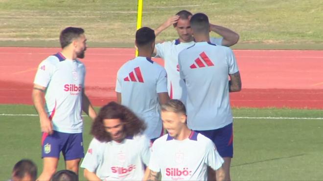 Fabián Ruiz explicando su injerto capilar a varios jugadores de la Selección (Fuente: ElDesmarque)