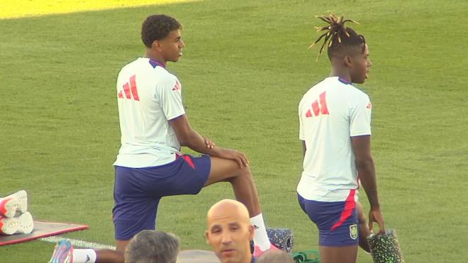 Nico Williams y Lamine Yamal durante el entrenamiento de la Selección