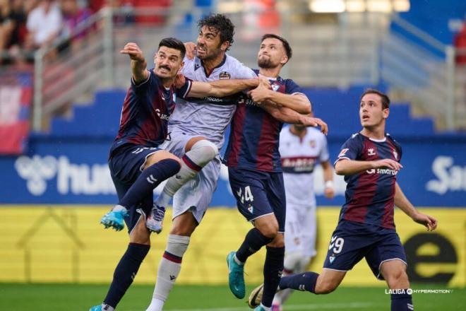 Vicente Iborra, en una acción aérea del Eibar-Levante del pasado lunes (Foto: LALIGA).