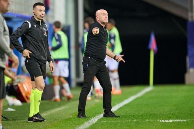 Julián Calero, dando instrucciones durante el encuentro en Ipurua (Foto: LALIGA).