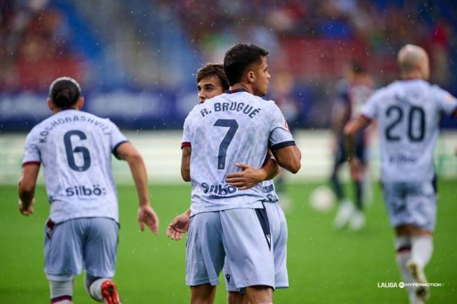 Carlos Álvarez y Brugué celebran el primer tanto en Ipurua (Foto: LALIGA).