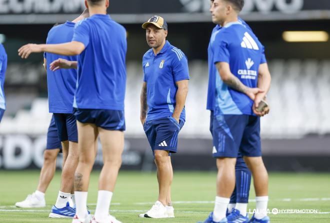 Santi Cazorla calienta con el Real Oviedo (Foto: LALIGA).