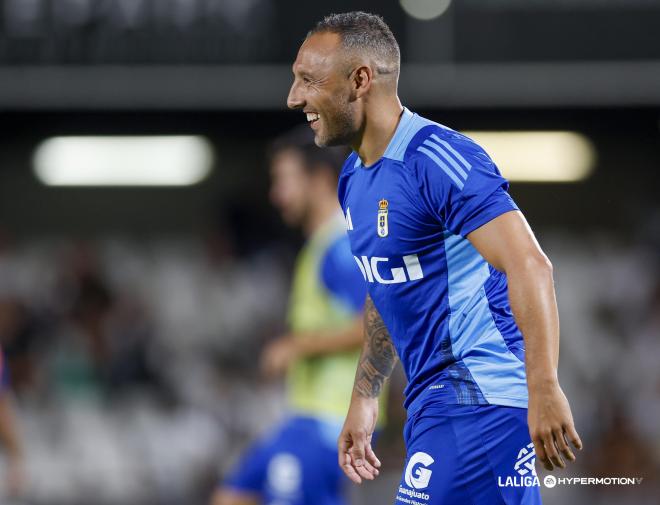 Santi Cazorla calienta con el Real Oviedo (Foto: LALIGA).