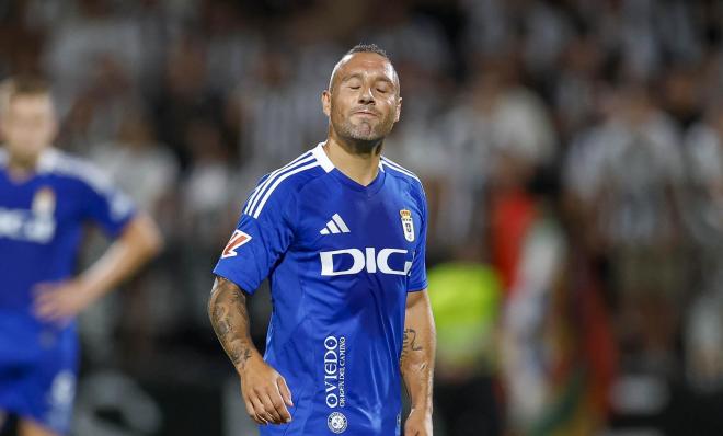 Santi Cazorla calienta con el Real Oviedo (Foto: LALIGA).