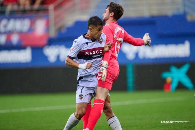 El encontronazo de Brugué con Magunagoitia que estuvo a punto de dejarlo fuera de combate (Foto: LALIGA).