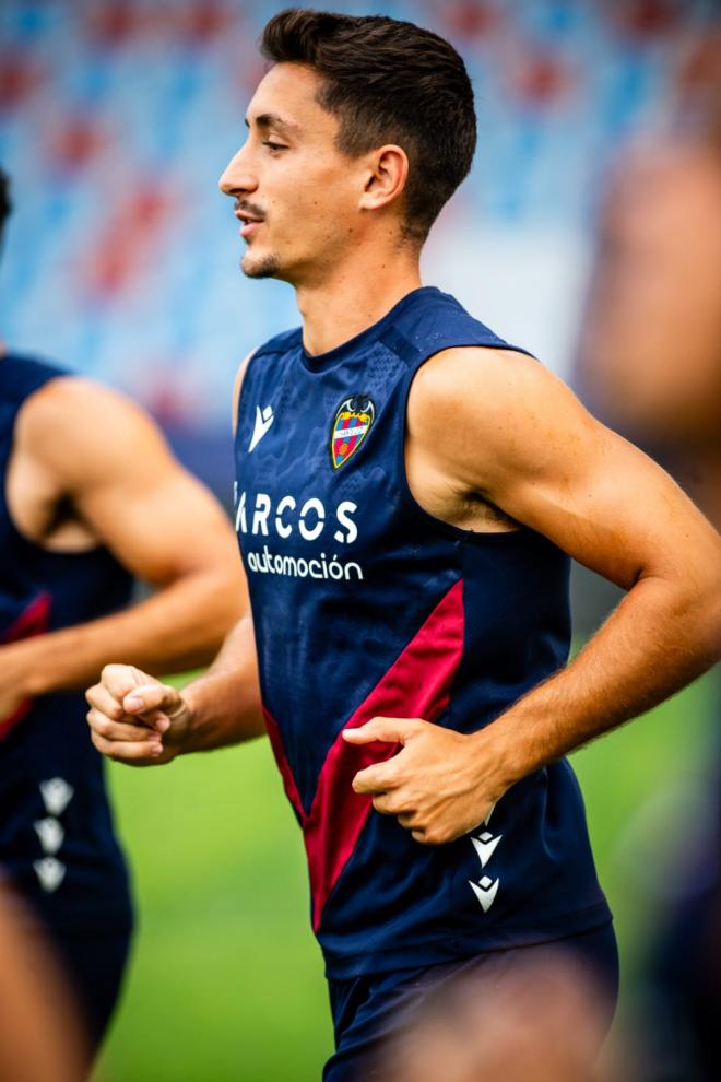 Pablo Martínez, completando la última sesión de trabajo antes de poner rumbo a Eibar (Foto: LUD). 