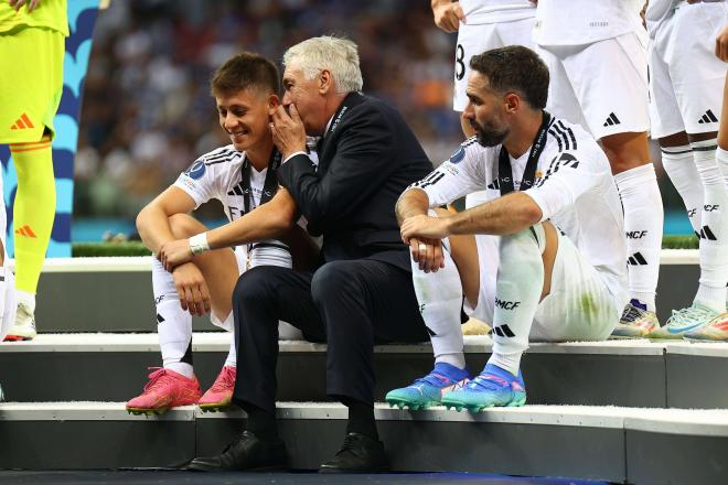 Carlo Ancelotti charla con Arda Güler tras ganar la Supercopa de Europa (Foto: Cordon Press).