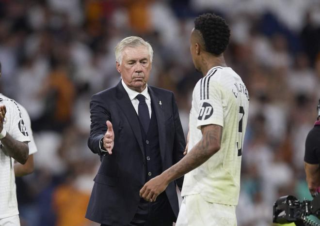 Carlo Ancelotti saluda a Eder Militao en un partido del Real Madrid (Foto: Cordon Press).