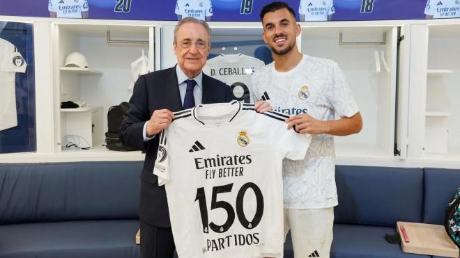 Dani Ceballos posa con Florentino Pérez tras sus 150 partidos (Foto: RM).