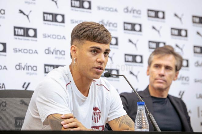 Enzo Barrenechea, en rueda de prensa (Foto: Valencia CF).