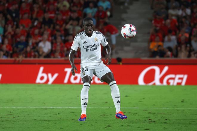 Ferland Mendy, en un partido con el Real Madrid (Foto: Cordon Press).