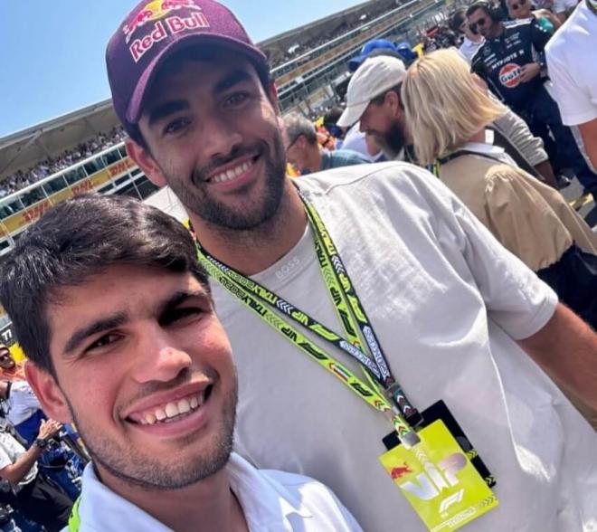 Carlos Alcaraz y Matteo Berrettini en el GP de Italia 2024 de F1 (Fotos: redes sociales)