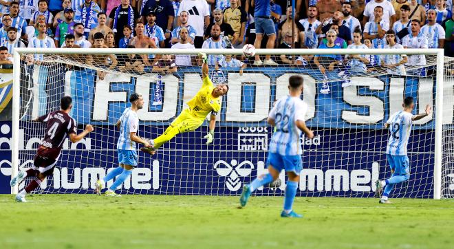 Parada de altos vuelos de Alfonso Herrero en La Rosaleda. (Foto: LALIGA)