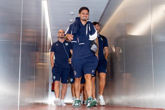 Sergio Lozano, sonriendo a la llegada al feudo armero (Foto: SD Eibar).