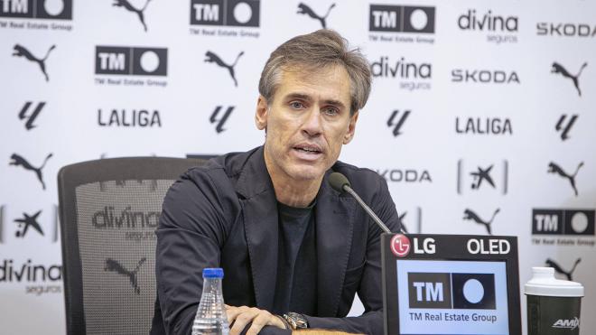 Miguel Ángel Corona, en rueda de prensa (Foto: Valencia CF).