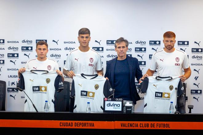 Miguel Ángel Corona posa con las nuevas incorporaciones (Foto: Valencia CF).