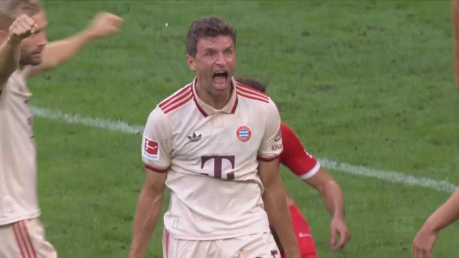 Thomas Müller celebrando su gol 150 en Bundesliga (Fuente: APTN)