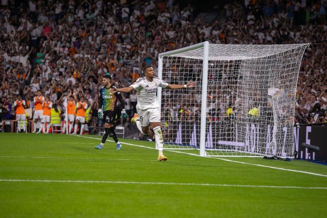 Kylian Mbappé celebrando un gol ante el Real Betis (Foto: Cordon Press)