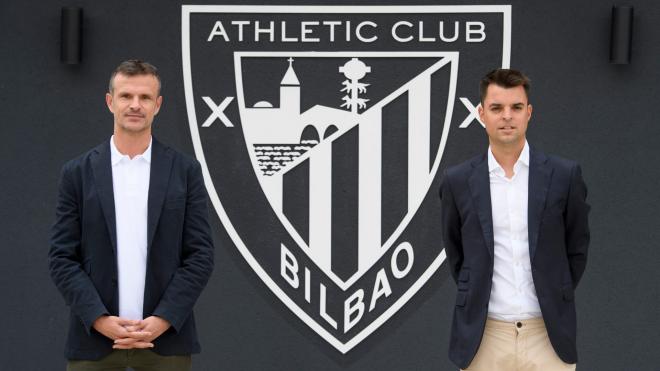 Jon Uriarte y Mikel González posan para la prensa en Lezama (Foto: Athletic Club).