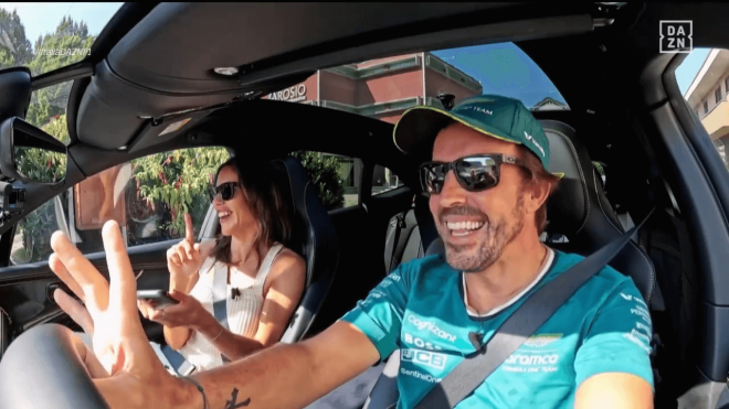 Fernando Alonso, junto a Melissa Jiménez (DAZN)