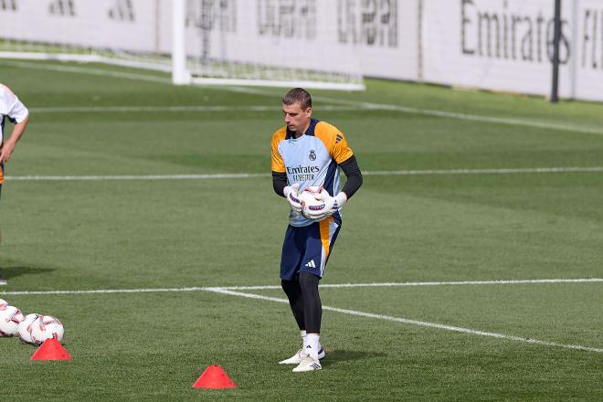 Andriy Lunin, en una sesión del Real Madrid (Foto: Cordon Press).