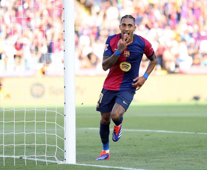 Raphinha celebra su triplete en el Barcelona-Real Valladolid (FOTO: Cordón Press).