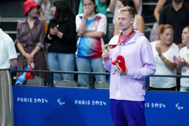 Ihar Boki luce la medalla de oro en los Juegos Paralímpicos de París (FOTO: Cordón Press).