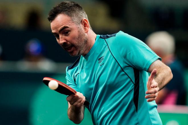 Álvaro Valera compite en tenis de mesa.