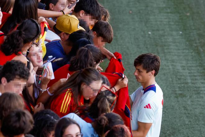 Le Normand firma autógrafos en un entrenamiento de la selección (Foto: EFE).