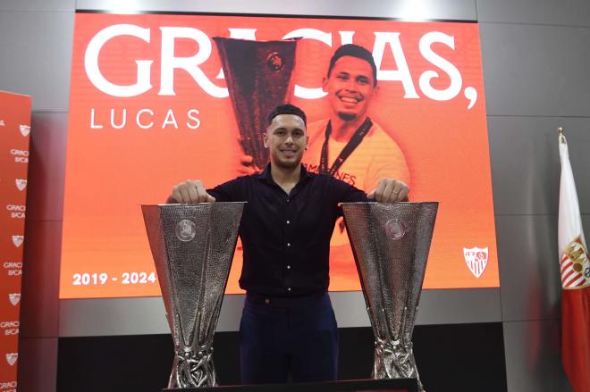 Lucas Ocampos con los dos títulos de la Europa League (foto: Kiko Hurtado).